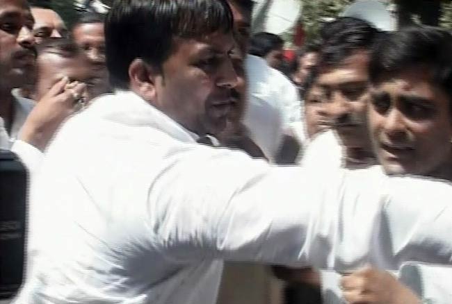 अखिलेश यादव के हाथ यूपी की बागडोर | सपा का युवराज