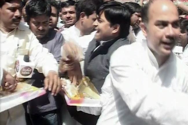 अखिलेश यादव के हाथ यूपी की बागडोर | सपा का युवराज