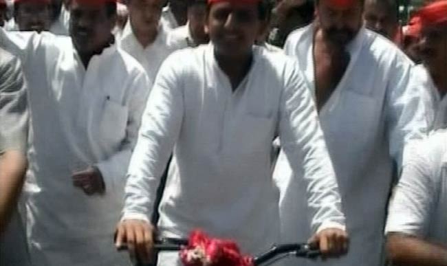 अखिलेश यादव के हाथ यूपी की बागडोर | सपा का युवराज