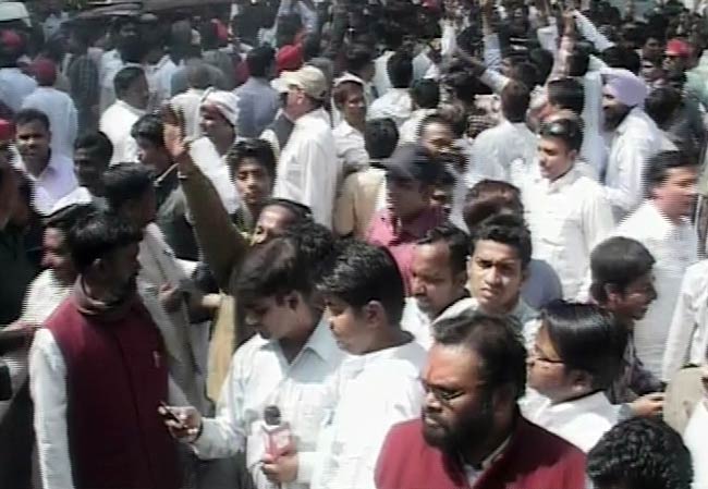 अखिलेश यादव के हाथ यूपी की बागडोर | सपा का युवराज