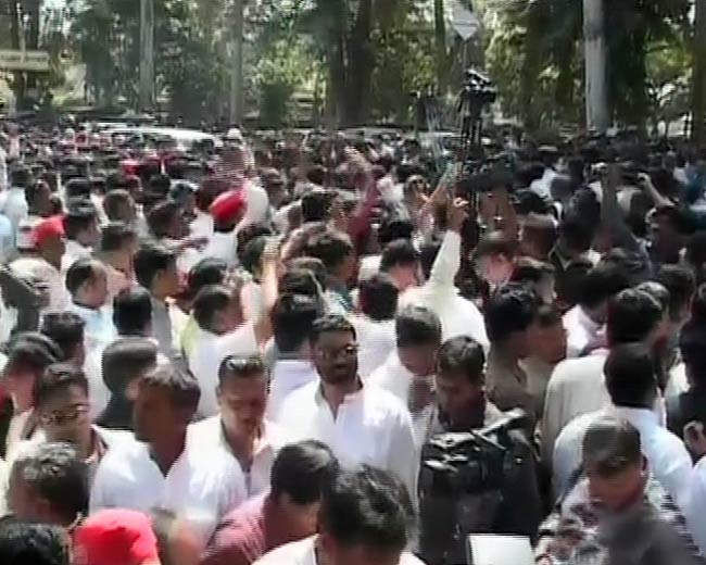 अखिलेश यादव के हाथ यूपी की बागडोर | सपा का युवराज