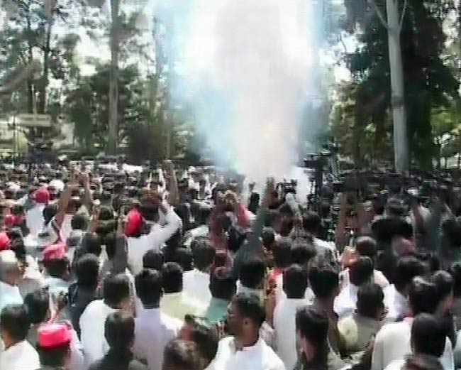 अखिलेश यादव के हाथ यूपी की बागडोर | सपा का युवराज