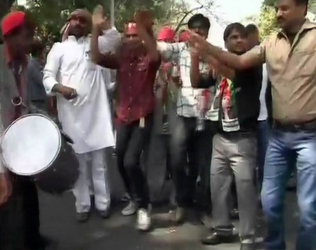 अखिलेश यादव के हाथ यूपी की बागडोर | सपा का युवराज