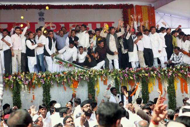 अखिलेश यादव ने ली मुख्‍यमंत्री पद की शपथ | सपा का युवराज