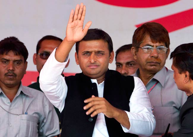 अखिलेश यादव ने ली मुख्‍यमंत्री पद की शपथ | सपा का युवराज