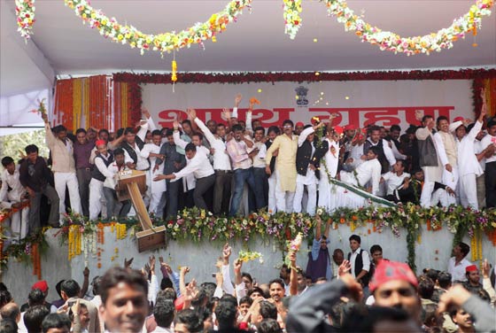 अखिलेश यादव ने ली मुख्‍यमंत्री पद की शपथ | सपा का युवराज