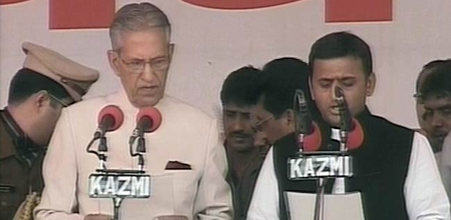 अखिलेश यादव ने ली मुख्‍यमंत्री पद की शपथ | सपा का युवराज