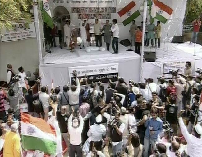 जंतर मंतर पर अन्‍ना का अनशन | हर दिल में अन्ना