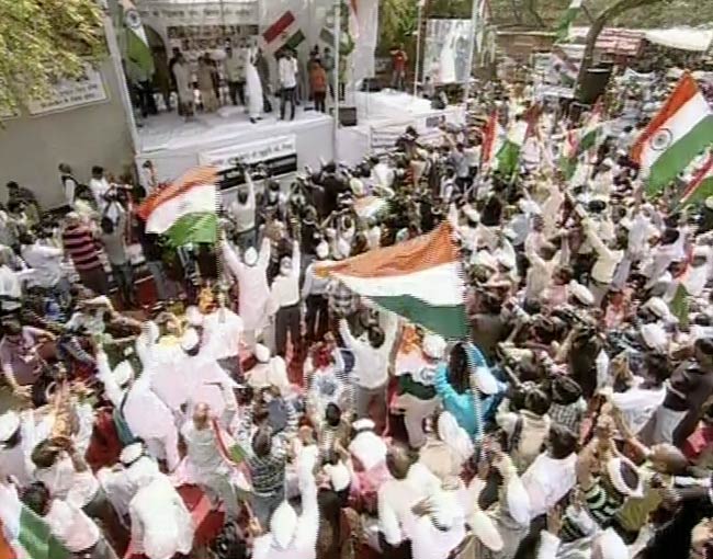 जंतर मंतर पर अन्‍ना का अनशन | हर दिल में अन्ना