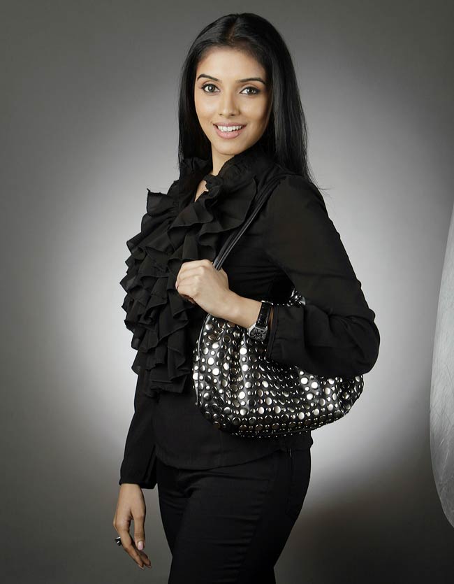 असिन थोट्टुमकल का हॉट अवतार....  | जो बनाए मदहोश...