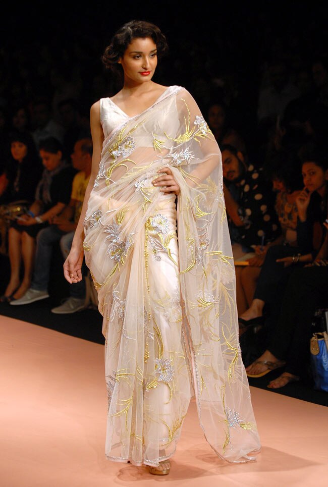 लक्‍मे फैशन वीक के दूसरे दिन भी मॉडलों का जलवा..