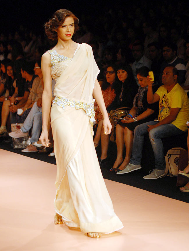 लक्‍मे फैशन वीक के दूसरे दिन भी मॉडलों का जलवा..