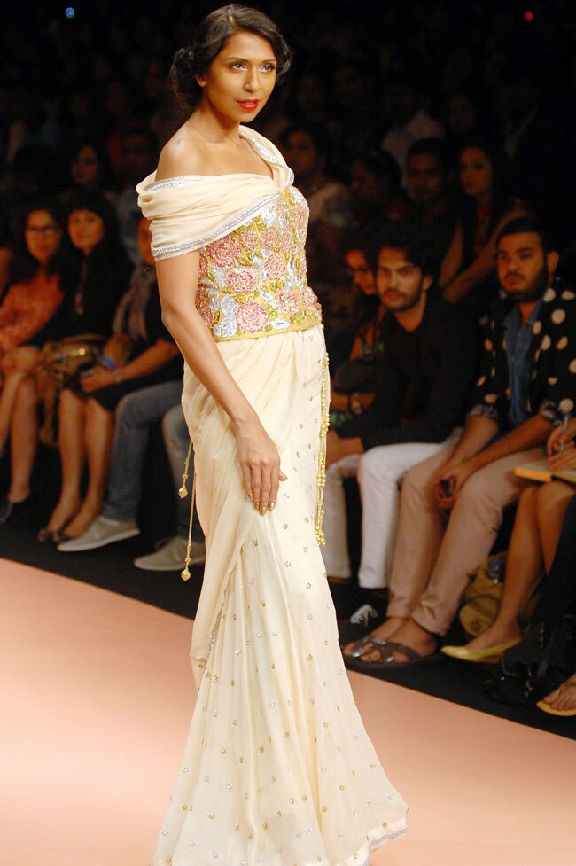 लक्‍मे फैशन वीक के दूसरे दिन भी मॉडलों का जलवा..