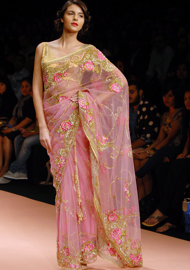 लक्‍मे फैशन वीक के दूसरे दिन भी मॉडलों का जलवा..