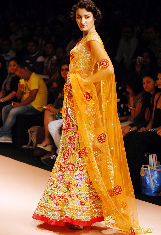 लक्‍मे फैशन वीक के दूसरे दिन भी मॉडलों का जलवा..