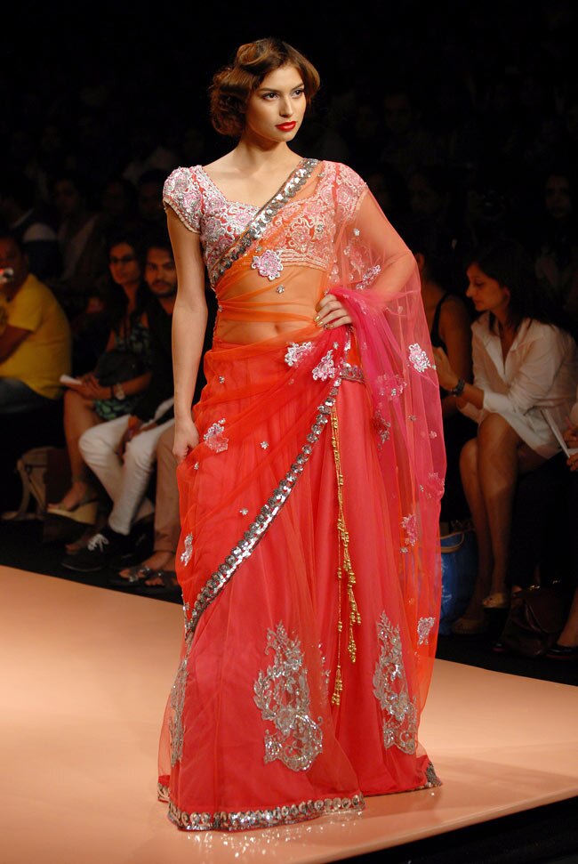 लक्‍मे फैशन वीक के दूसरे दिन भी मॉडलों का जलवा..