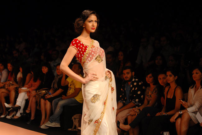 लक्‍मे फैशन वीक के दूसरे दिन भी मॉडलों का जलवा..