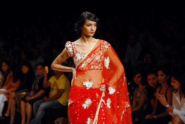 लक्‍मे फैशन वीक के दूसरे दिन भी मॉडलों का जलवा..