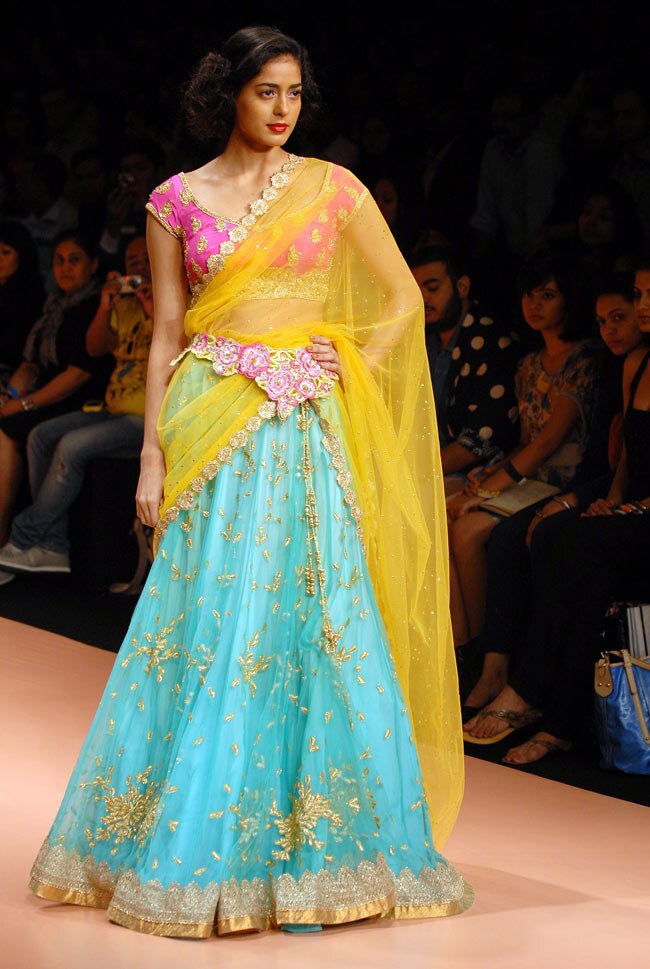 लक्‍मे फैशन वीक के दूसरे दिन भी मॉडलों का जलवा..