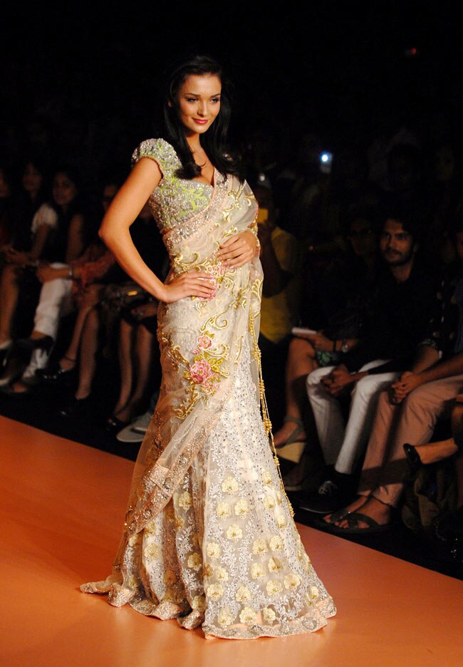 लक्‍मे फैशन वीक के दूसरे दिन भी मॉडलों का जलवा..