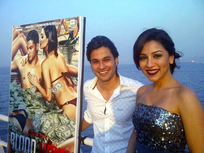 ट्विटर के जरिए सितारों का पब्लिक 'कनेक्शन' | सविता भाभी