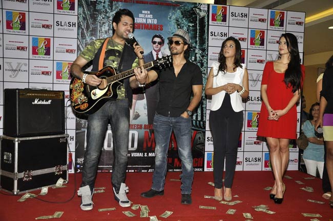 'ब्‍लड मनी' को प्रमोट करते कुणाल-अमृता  |   हुस्‍न जो दीवाना बना दे...