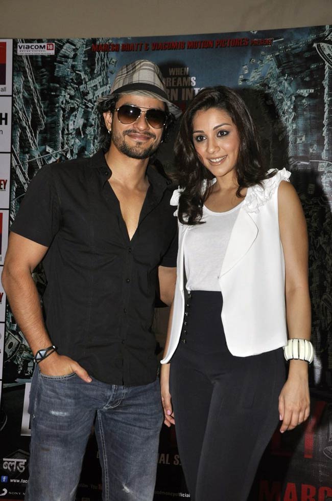 'ब्‍लड मनी' को प्रमोट करते कुणाल-अमृता  |   हुस्‍न जो दीवाना बना दे...