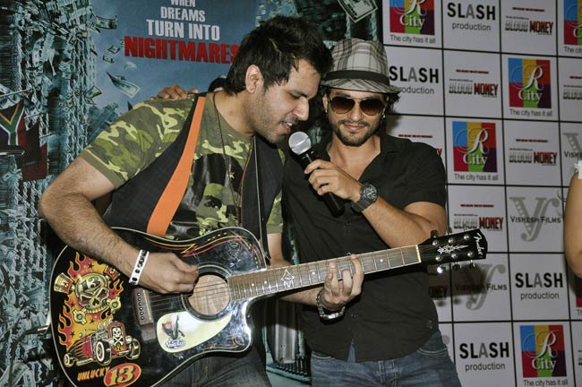 'ब्‍लड मनी' को प्रमोट करते कुणाल-अमृता  |   हुस्‍न जो दीवाना बना दे...