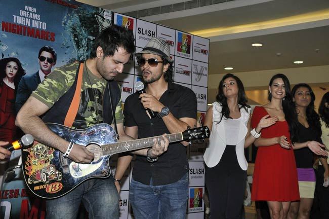 'ब्‍लड मनी' को प्रमोट करते कुणाल-अमृता  |   हुस्‍न जो दीवाना बना दे...