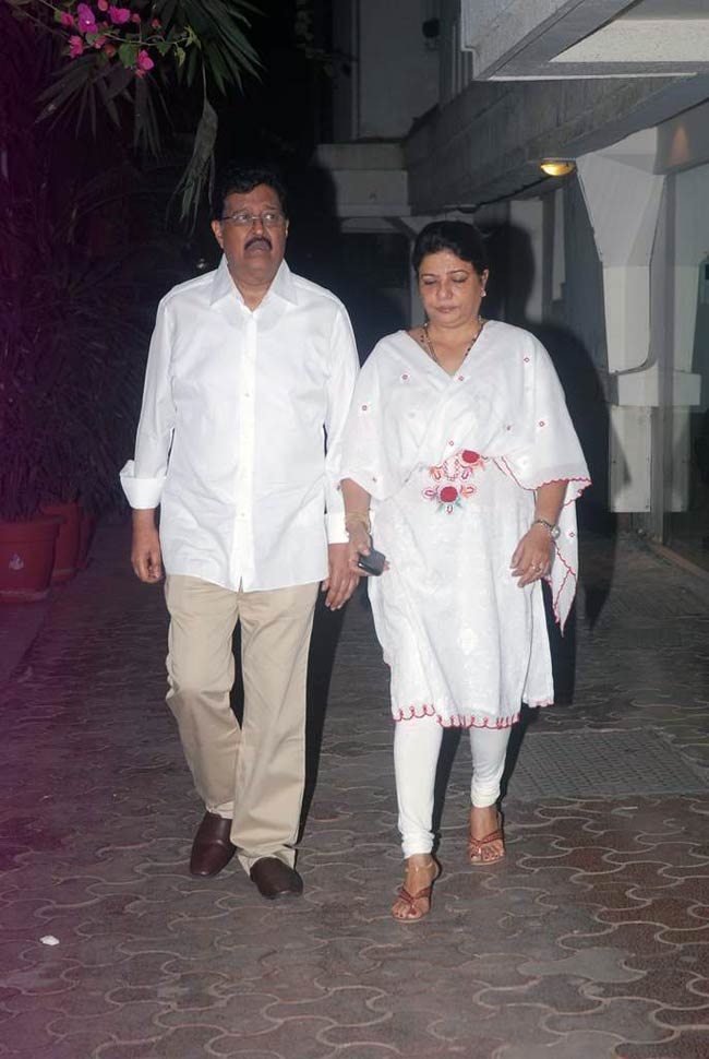 नम आंखों ने दी मोना कपूर को श्रद्धांजलि | बॉलीवुड शोकाकुल