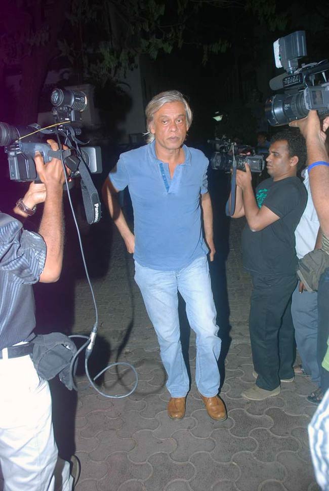 नम आंखों ने दी मोना कपूर को श्रद्धांजलि | बॉलीवुड शोकाकुल