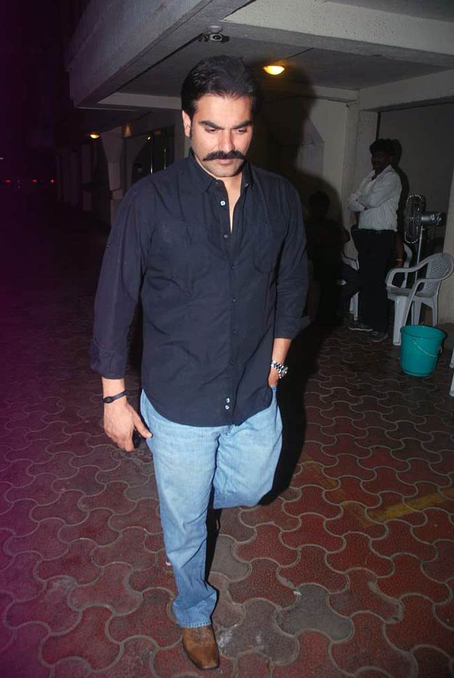 नम आंखों ने दी मोना कपूर को श्रद्धांजलि | बॉलीवुड शोकाकुल