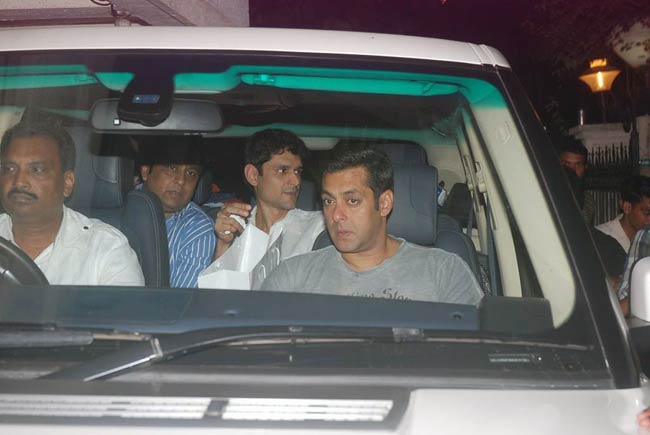 नम आंखों ने दी मोना कपूर को श्रद्धांजलि | बॉलीवुड शोकाकुल