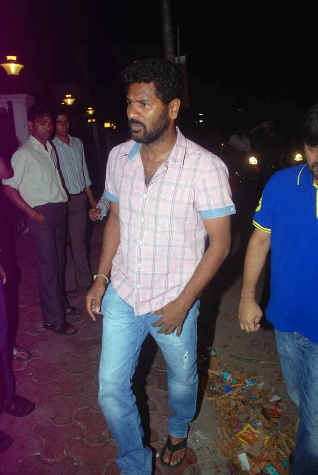 नम आंखों ने दी मोना कपूर को श्रद्धांजलि | बॉलीवुड शोकाकुल