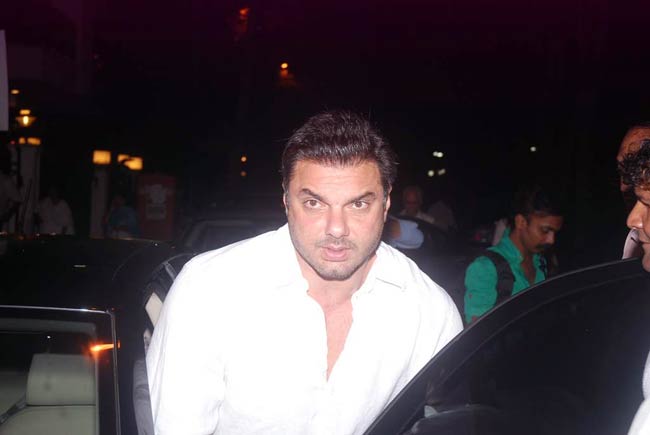 नम आंखों ने दी मोना कपूर को श्रद्धांजलि | बॉलीवुड शोकाकुल