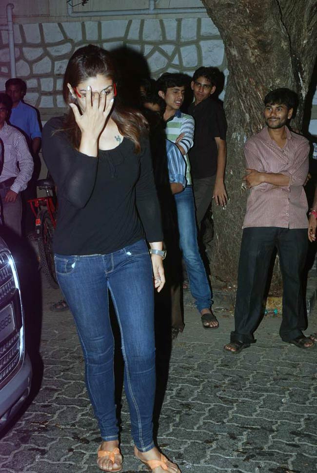 नम आंखों ने दी मोना कपूर को श्रद्धांजलि | बॉलीवुड शोकाकुल