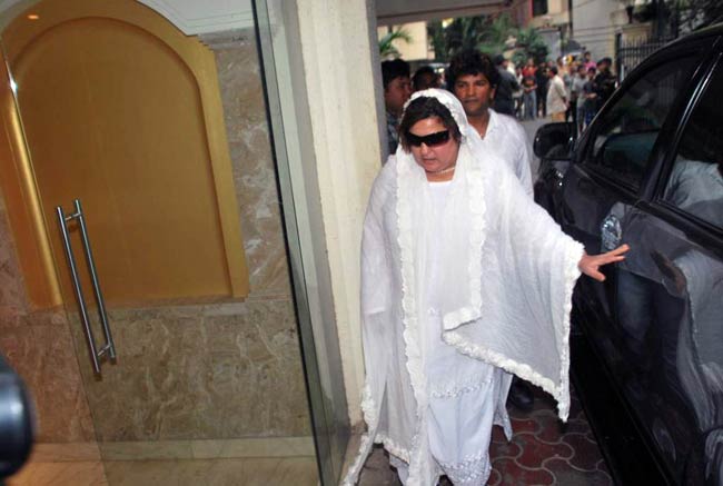 नम आंखों ने दी मोना कपूर को श्रद्धांजलि | बॉलीवुड शोकाकुल