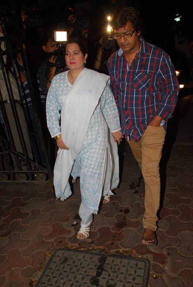 नम आंखों ने दी मोना कपूर को श्रद्धांजलि | बॉलीवुड शोकाकुल