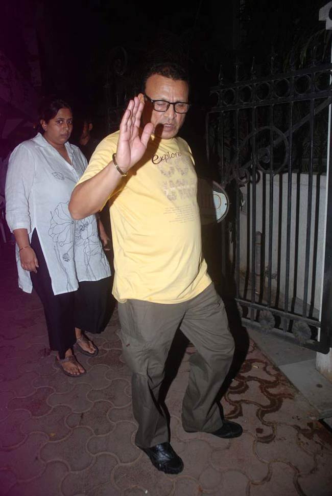 नम आंखों ने दी मोना कपूर को श्रद्धांजलि | बॉलीवुड शोकाकुल