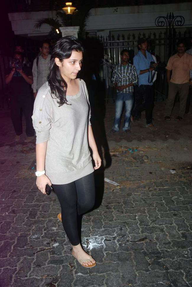 नम आंखों ने दी मोना कपूर को श्रद्धांजलि | बॉलीवुड शोकाकुल