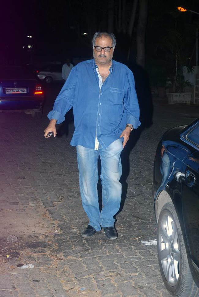 नम आंखों ने दी मोना कपूर को श्रद्धांजलि | बॉलीवुड शोकाकुल