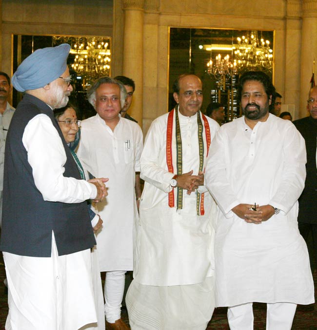 तस्वीरों में जानिए रेल मंत्री दिनेश त्रिवेदी को