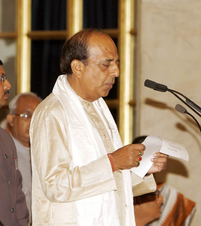 तस्वीरों में जानिए रेल मंत्री दिनेश त्रिवेदी को