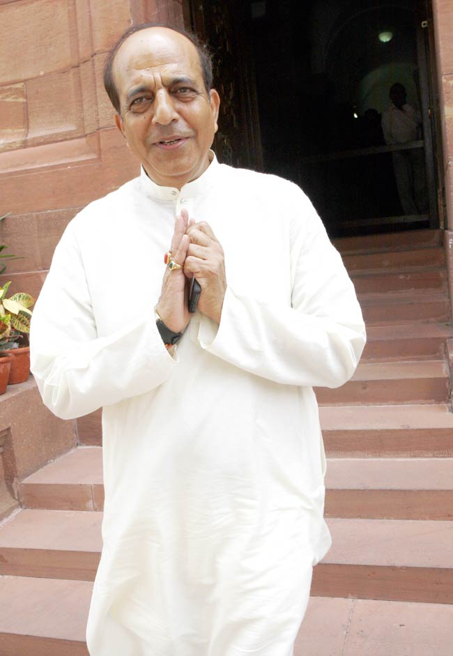 तस्वीरों में जानिए रेल मंत्री दिनेश त्रिवेदी को