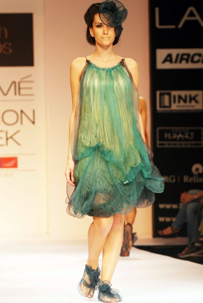 लक्‍मे फैशन वीक के तीसरे दिन की झलकियां...| फैशन वीक: Day 2