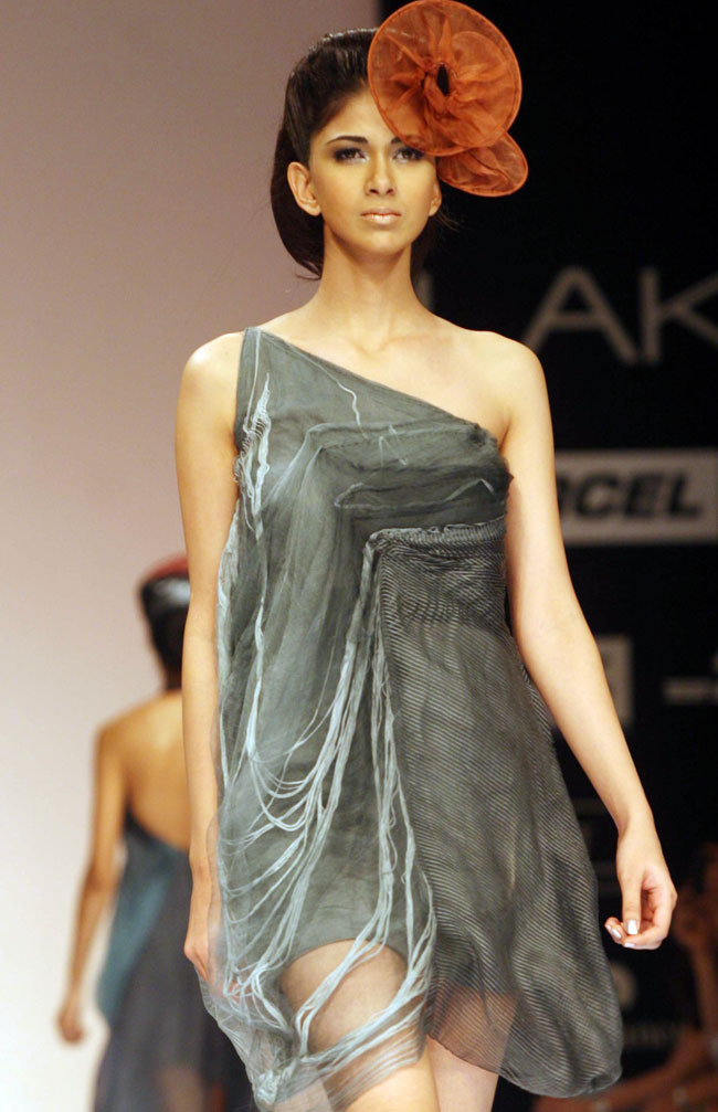 लक्‍मे फैशन वीक के तीसरे दिन की झलकियां...| फैशन वीक: Day 2