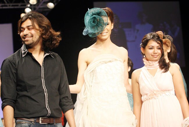 लक्‍मे फैशन वीक के तीसरे दिन की झलकियां...| फैशन वीक: Day 2