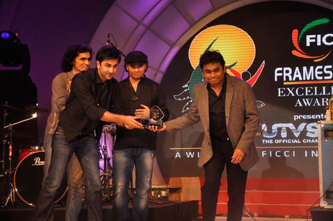 फिक्‍की फ्रेम्‍स अवार्ड के शाम की रंगीनियां | विद्या की अदायें