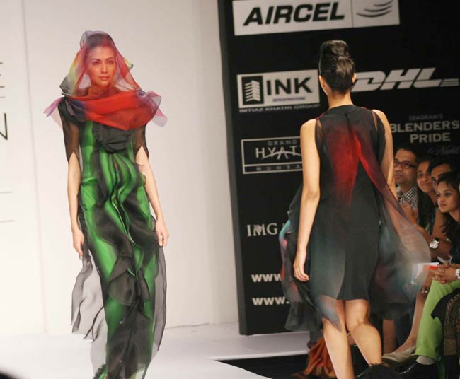 लक्‍मे फैशन वीक के पहले दिन की झलकियां...