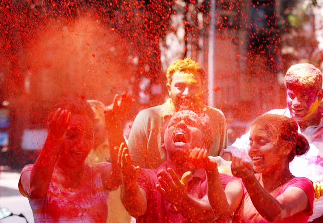 होली पर रंगों में सराबोर हुआ देश | होली के गाने